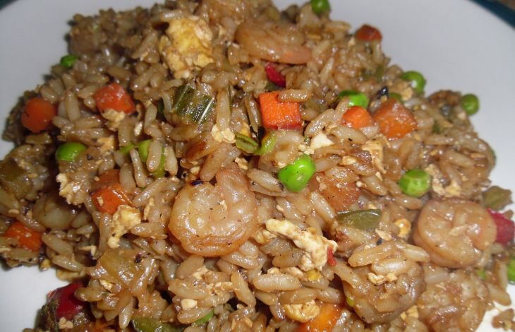 Gebratenen Reis mit Shrimps zubereiten