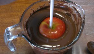 Leckere Äpfel mit Schokoladenglasur zubereiten