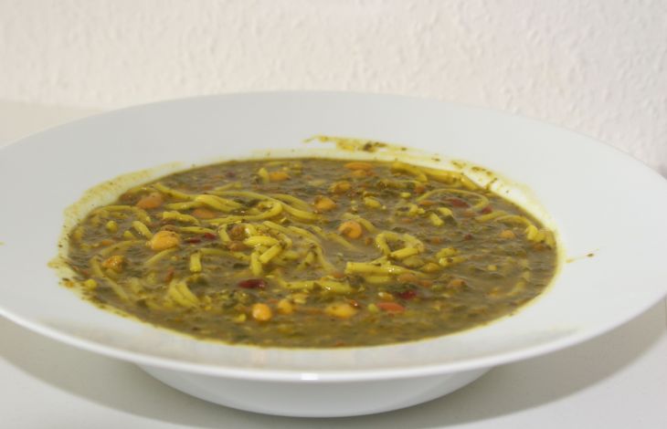 Ash e Mast (persische Joghurtsuppe) zubereiten