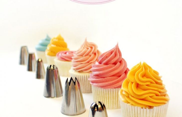 Einen Cupcake mit dem Spritzbeutel verzieren