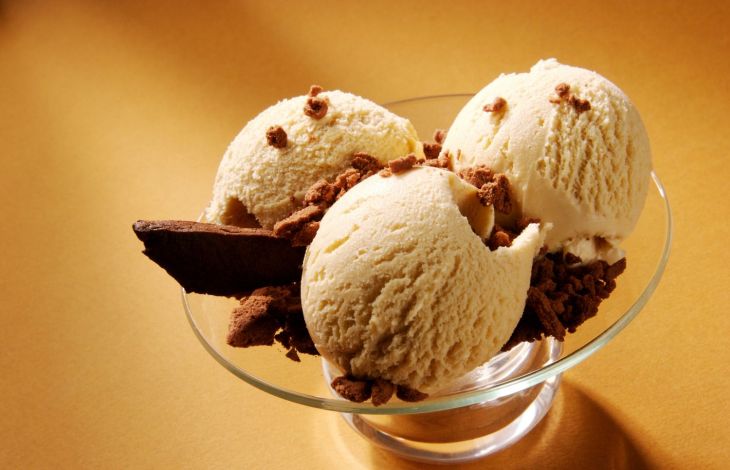 Eis zum selbst Dekorieren als Nachtisch servieren