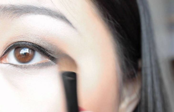 Flüssig Eyeliner auftragen