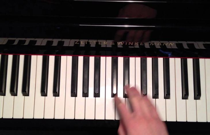 Klavierakkorde zu jeder Melodie spielen