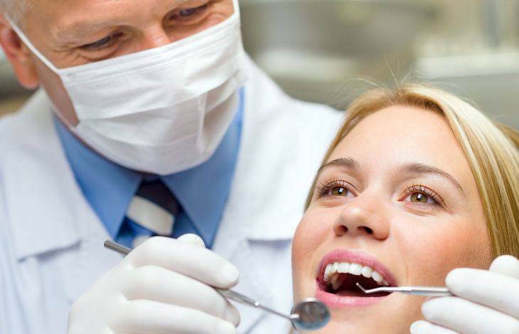 Nach dem Zahnziehen eine trockene Zahnhöhle vermeiden