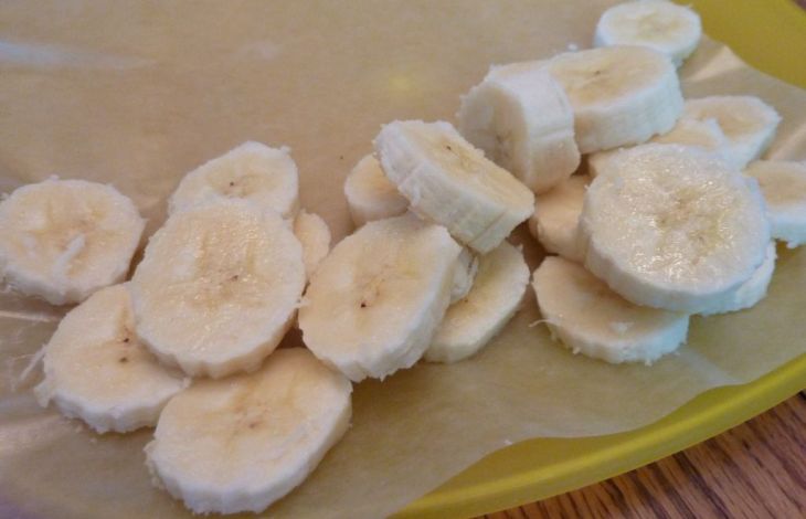 Bananenchips mit Schokolade überziehen