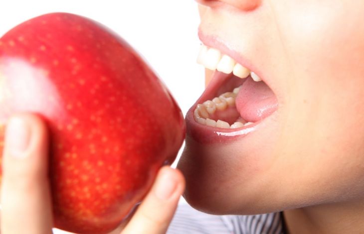 Einen Apfel essen