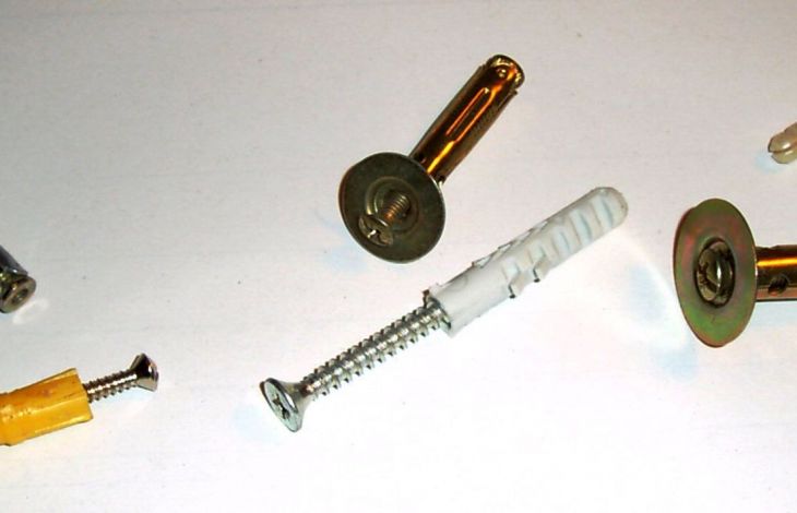 Verwende Dübel und Schrauben