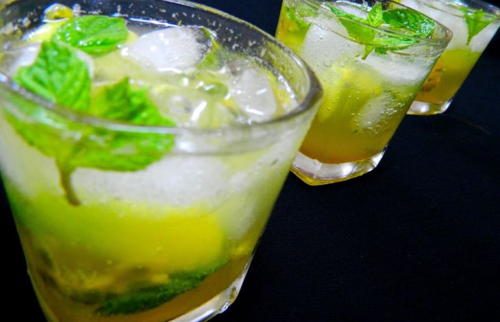 Einen alkoholfreien Mojito zubereiten