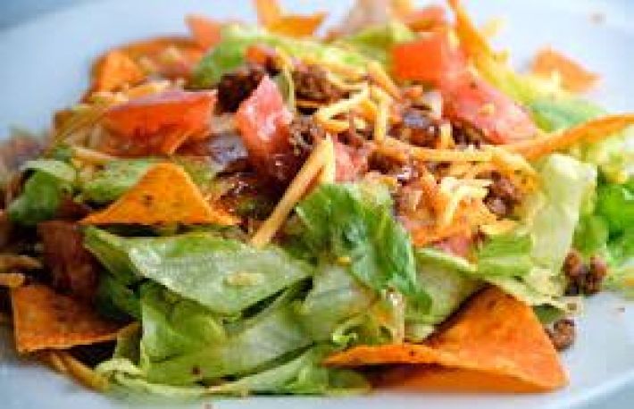 Einen Doritos Taco Salat zubereiten