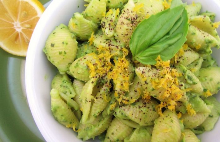 Cremige Avocado Pasta zubereiten