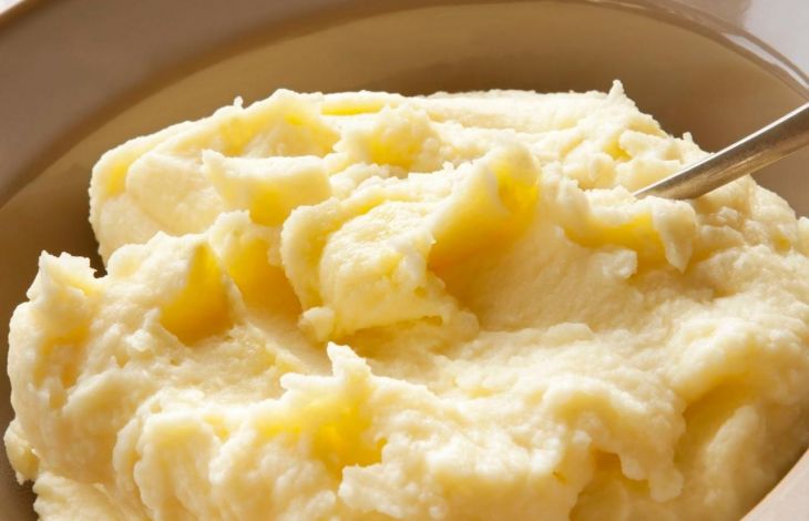 Gestampfte Kartoffeln mit Butter zubereiten
