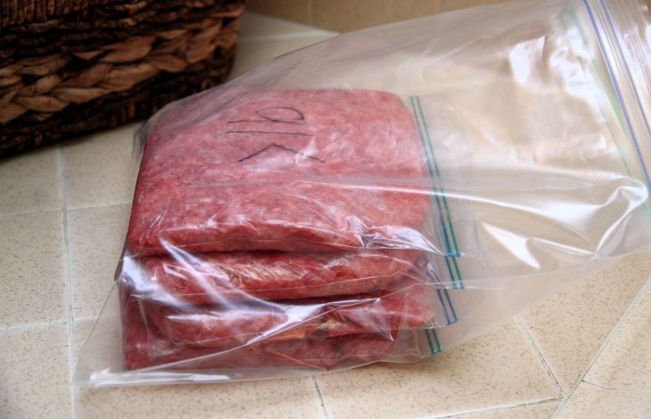 Gefrorenes Hackfleisch auftauen