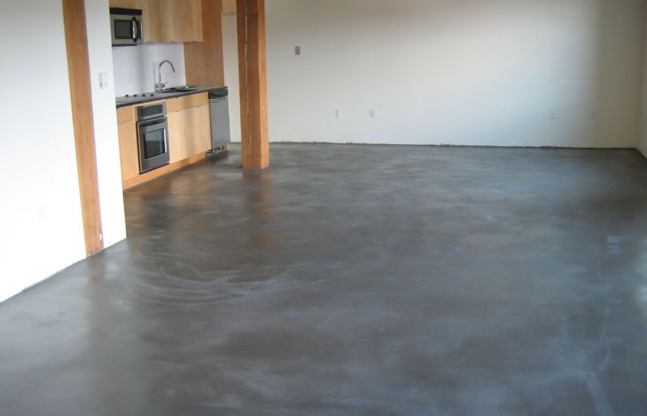 Drinnen Oberflächen aus Beton einfärben