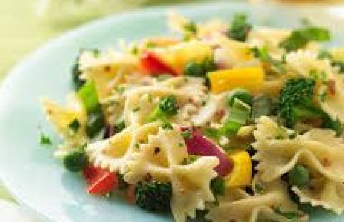 Nudelsalat zubereiten