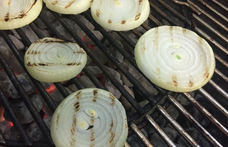 Zwiebeln grillen