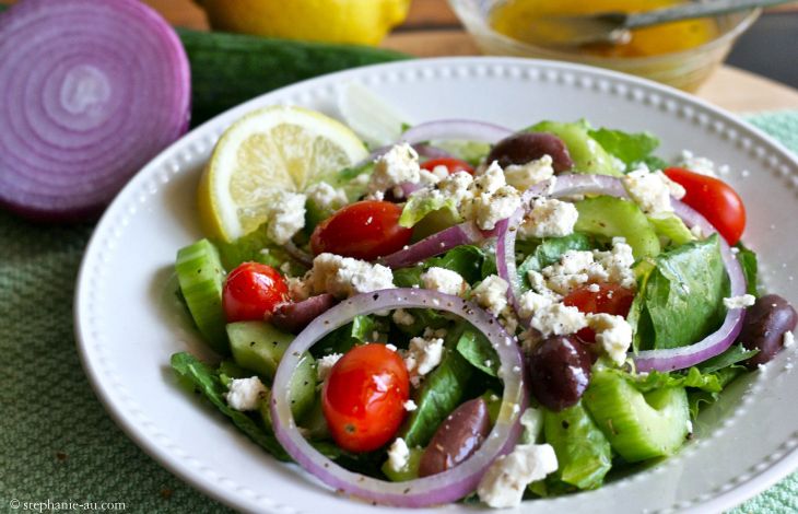 Einen traditionell griechischen Salat zubereiten