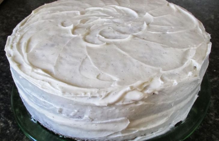 Ein Frosting auf einen Double Layer Cake auftragen