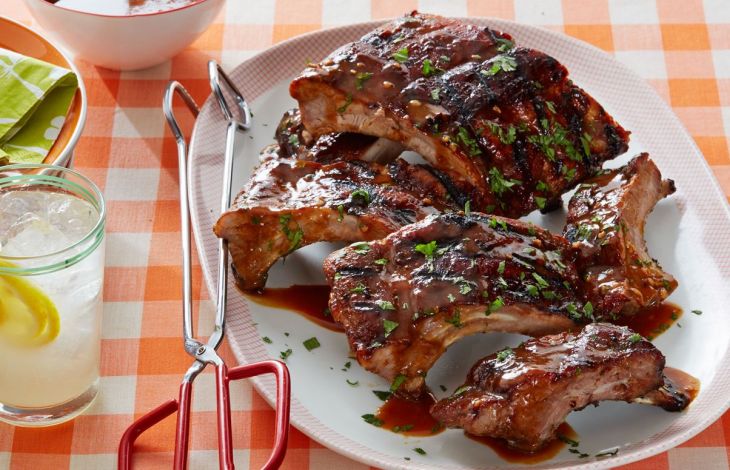 Gegrillte Rippchen auf einem Gas oder Holzkohlegrill