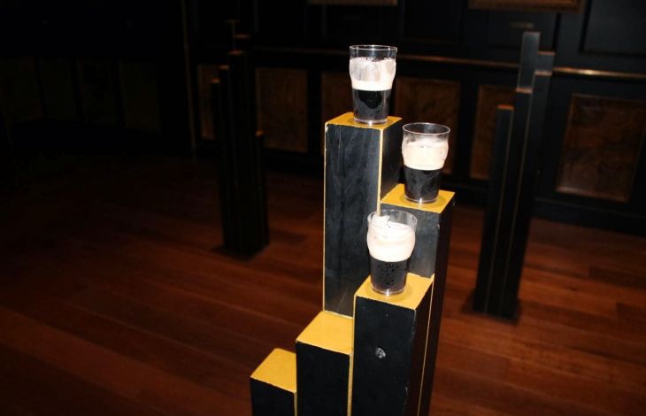 Ein Guinness servieren und geniessen
