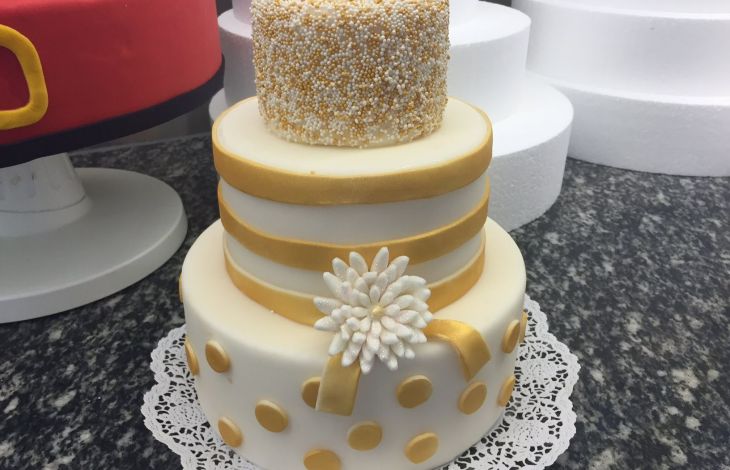 Eine Hochzeitstorte machen