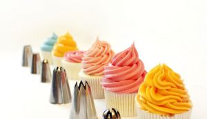 Einen Cupcake mit dem Spritzbeutel verzieren