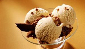 Eis zum selbst Dekorieren als Nachtisch servieren