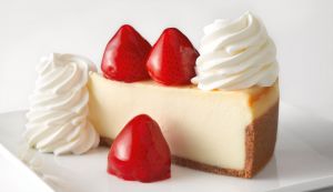 Käsekuchen aus der Springform heben