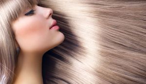 Kaputtes Haar glätten und pflegen