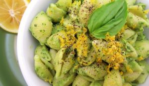 Cremige Avocado Pasta zubereiten