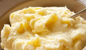 Gestampfte Kartoffeln mit Butter zubereiten