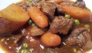 Rindseintopf im Slow Cooker auf schnelle Art zubereiten