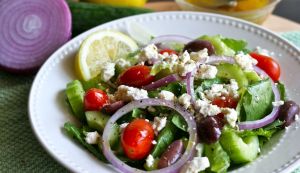Einen traditionell griechischen Salat zubereiten