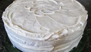 Ein Frosting auf einen Double Layer Cake auftragen