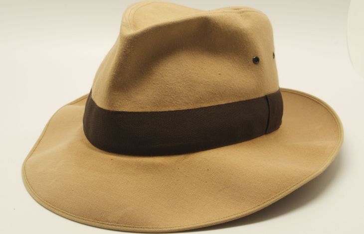 Einen Kopf für die Hutanfertigung vermessen