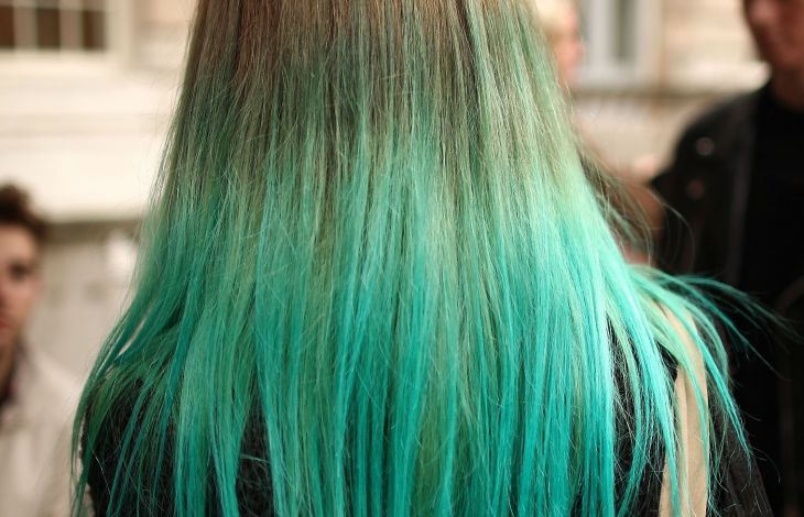 Grüne oder blaue Haarfarbe ohne Bleiche aus dem Haar entfernen